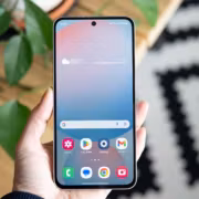 Рука держит смартфон Samsung Galaxy с видимой панелью квдра