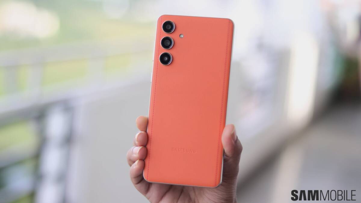 Samsung выпустила Galaxy F70 5G с камерой 50 Мп и поддержкой Android на 4 поколения 5 Рука держит смартфон Samsung Galaxy F70 5G розового цвета