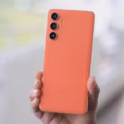 Samsung выпустила Galaxy F70 5G с камерой 50 Мп и поддержкой Android на 4 поколения 6 Рука держит смартфон Samsung Galaxy F70 5G розового цвета