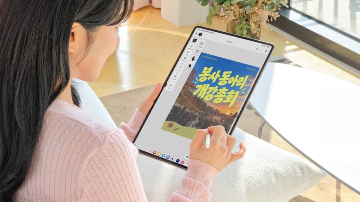 женщина рисует на планшете Samsung Galaxy Tab S12
