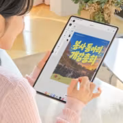 женщина рисует на планшете Samsung Galaxy Tab S12