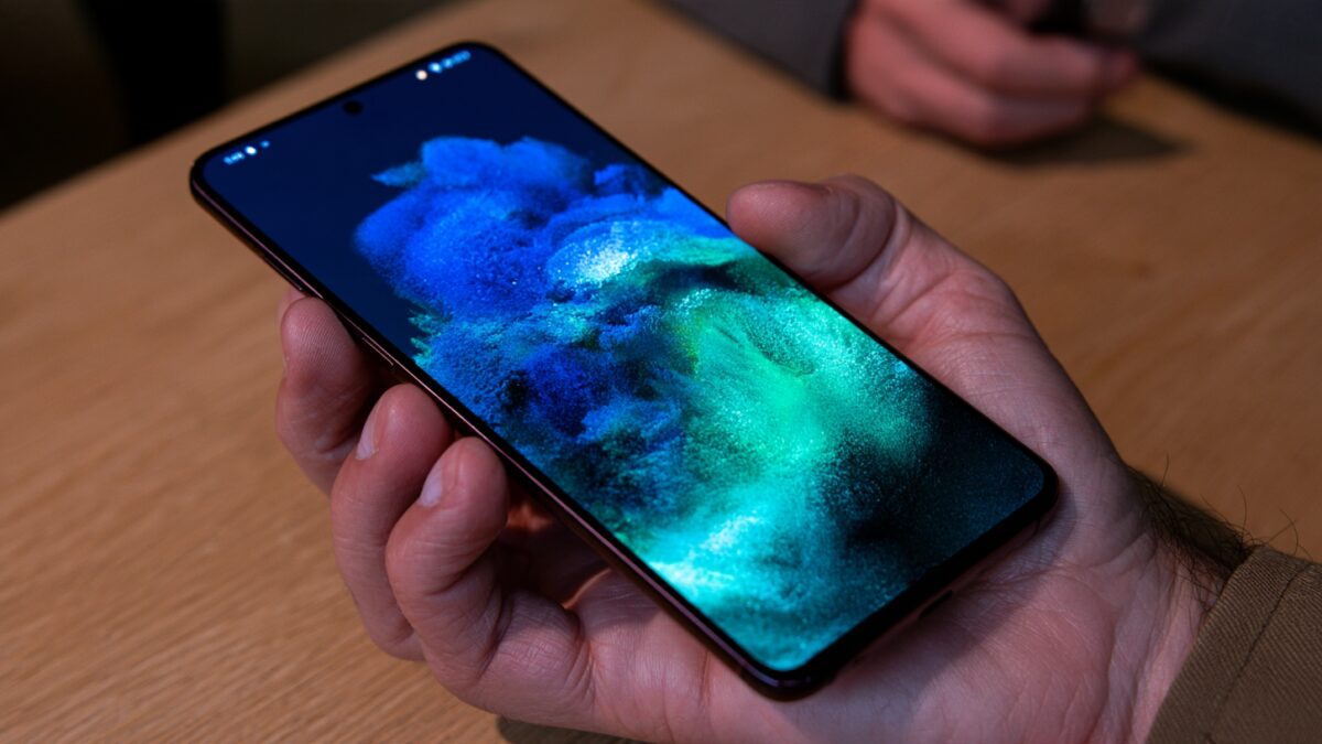 Рука держит смартфон Samsung Galaxy A Samsung выпустила One UI 9