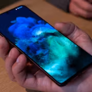Рука держит смартфон Samsung Galaxy A Samsung выпустила One UI 9