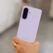 Рука держит белый смартфон Samsung Galaxy A37