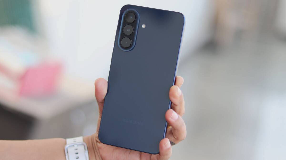 Человек держит смартфон Samsung Galaxy A57