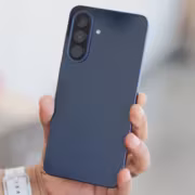 Человек держит смартфон Samsung Galaxy A57