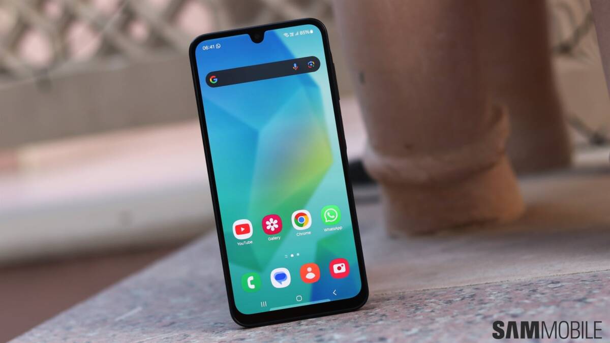 смартфон Samsung Galaxy A16 на столе с приложениями на экране