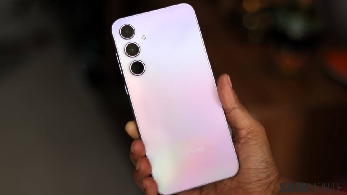 Белый смартфон Samsung Galaxy A35 с тремя камерами