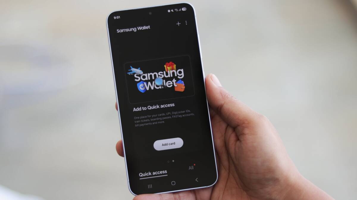 Цветной экран смартфона Samsung Wallet на руке