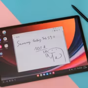 Samsung завершит обновления ОС для пяти Galaxy Tab S9 в 2026 году 3 Планшет Samsung Galaxy Tab S9 с написанием на экране