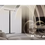 Современный домашний кинотеатр с звуковой системой LG H7 видны динамики и телевизор