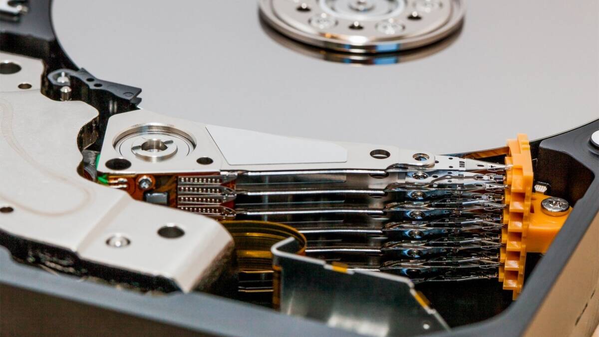 Внутренние компоненты HDD Seagate и Toshiba