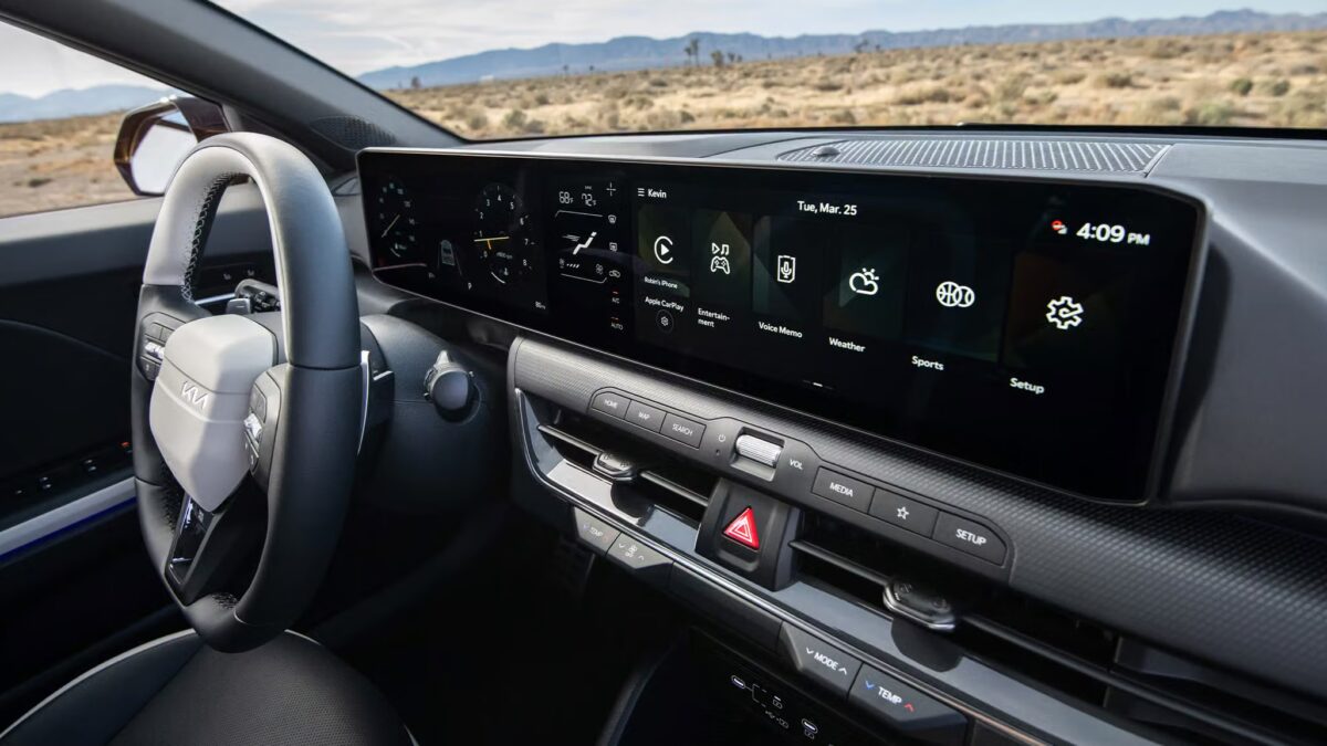 Интерьер салона Kia K4 с цифровой панелью управления