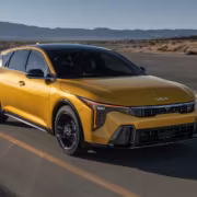 Седан Kia K4 с турбомотором на 193 л.с. и автоматом оценили в $28 490 2 Жёлтый Kia K4 седан движется по дороге в пустынной местности