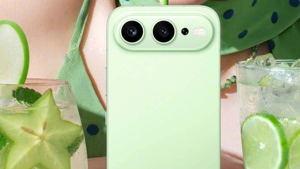 Зелёный смартфон Honor 600 в центре с двумя камерами