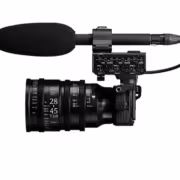 Камера Sigma FP2 с микрофоном и объективом