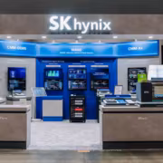 Торговая выставка SK hynix с модулями памяти для ИИ