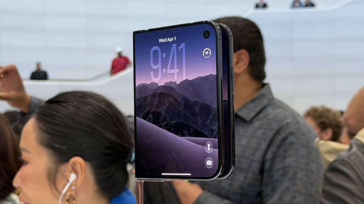 Складной iPhone Duo в руке человека на презентации