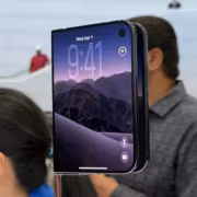 Складной iPhone Duo в руке человека на презентации