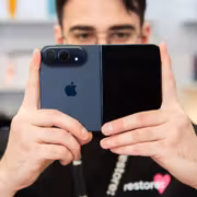 Складной iPhone Duo показали в Москве за 2 дня до мировых продаж 17 Человек держит складывающийся iPhone Duo в руке