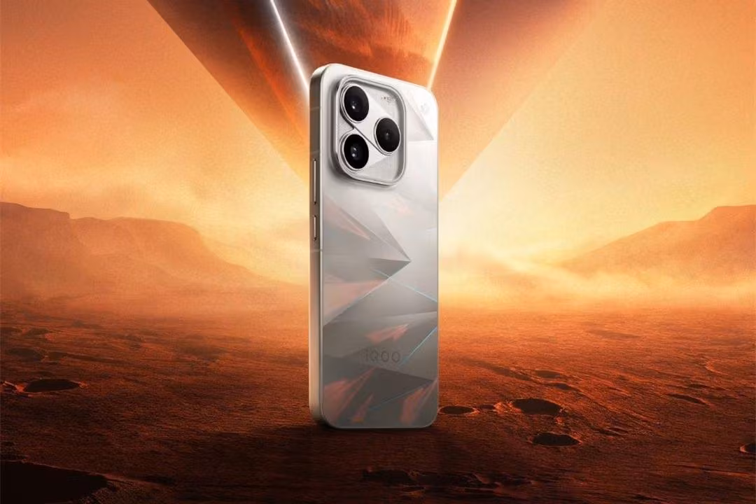 Смартфон iQOO 16 с Android 17 появился в Geekbench перед мировым запуском 1 Смартфон iQOO 16 на фоне марсианской поверхности