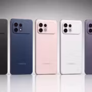 Пять цветных смартфонов Samsung Galaxy S27 Ultra на столе