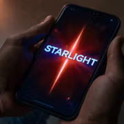 Смартфонам Huawei Starlight приписывают чипы Kirin 8-й и 9-й серий 4 Человек держит смартфон Huawei Starlight с экраном