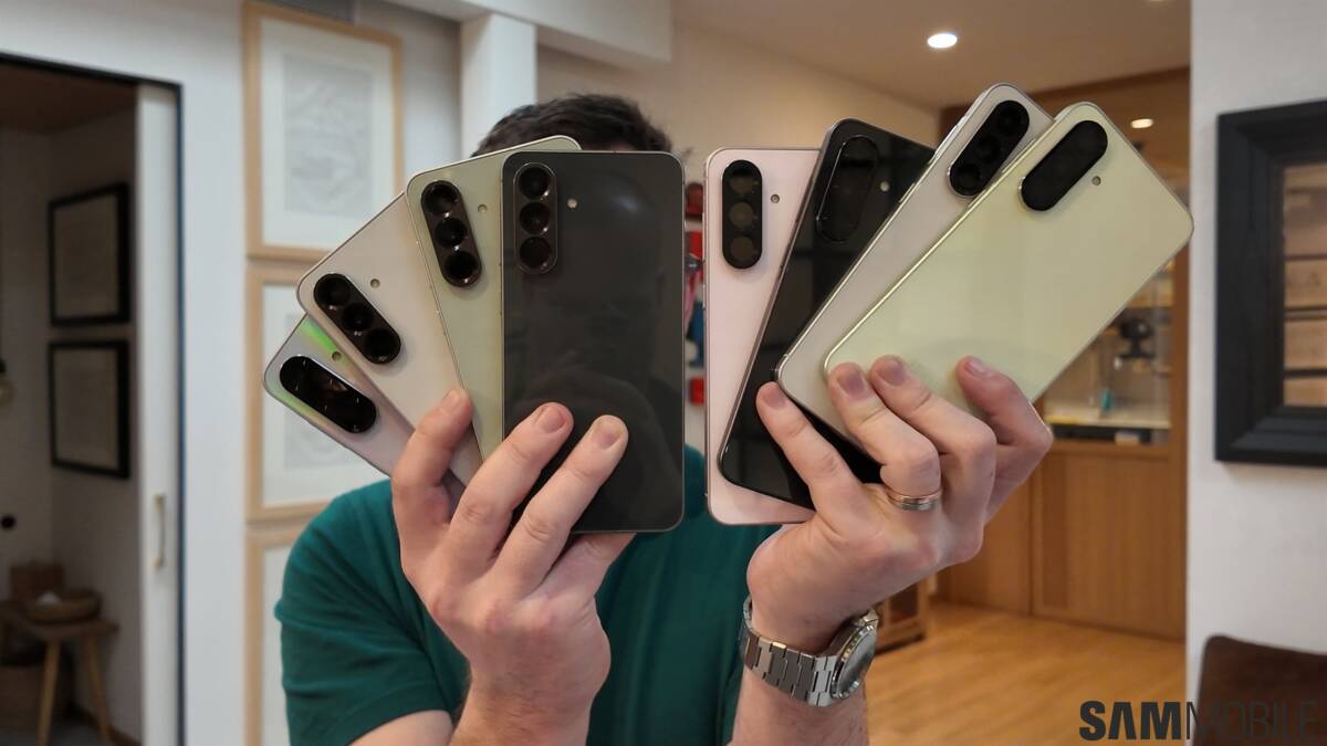 Человек держит шесть смартфонов Samsung Galaxy в руке