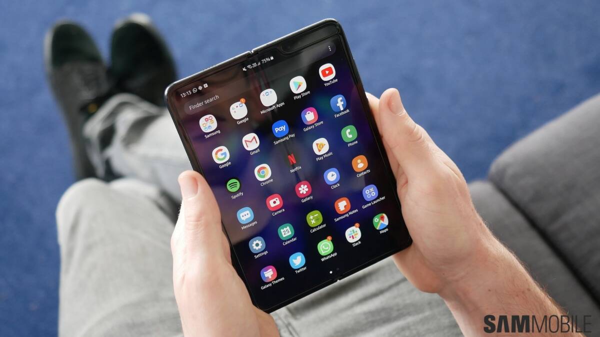 Человек держит смартфон Samsung Galaxy с открытым меню