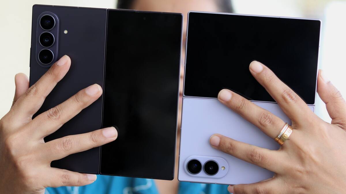 люди держат смартфоны Samsung Galaxy в руках