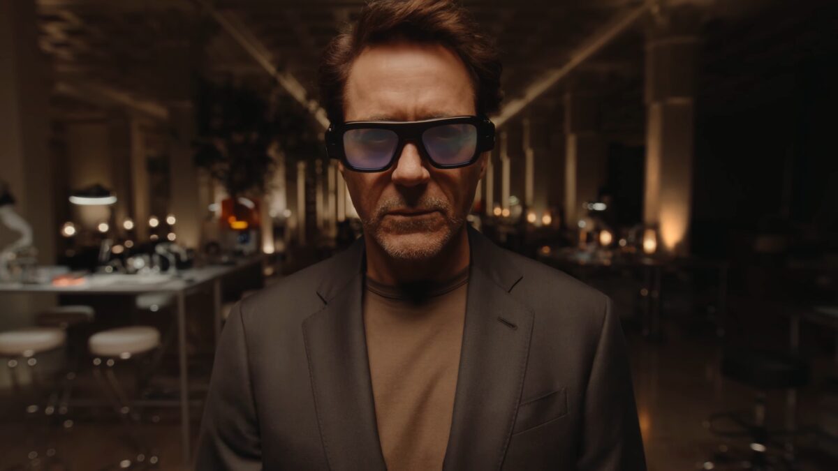 Snap привлекла Дауни-младшего к очкам Specs: они убедили его за 40 секунд 3 Дауни-младший в очках Specs внутри помещения