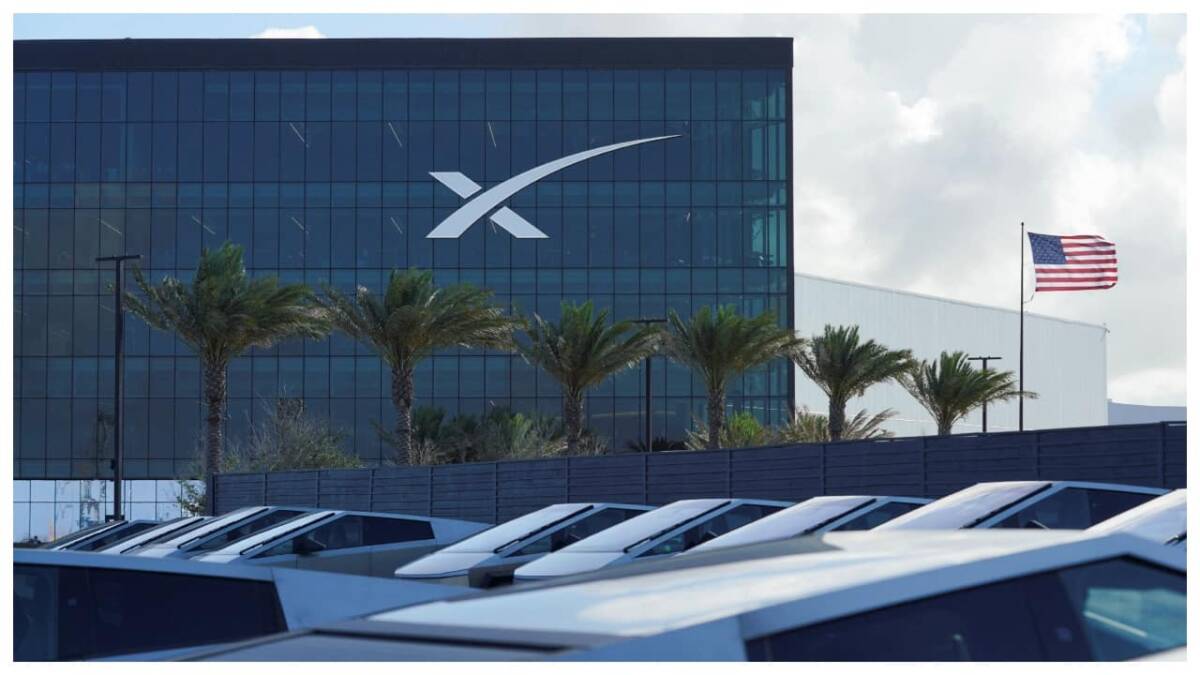 Здание SpaceX с логотипом и американским флагом