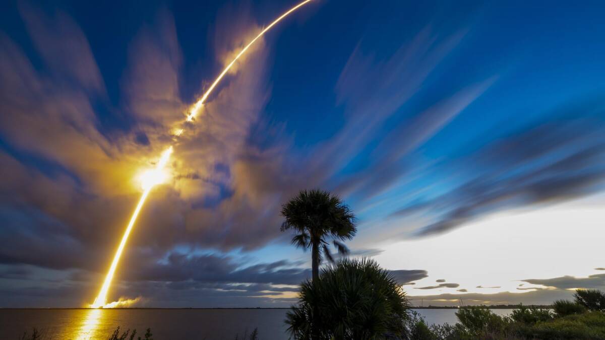 Метеоритный дождь в ночном небе, космический пуск Starship SpaceX