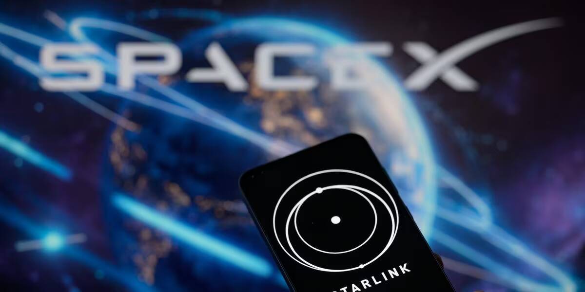 Телефон с приложением Starlink на фоне глобуса и космических линий