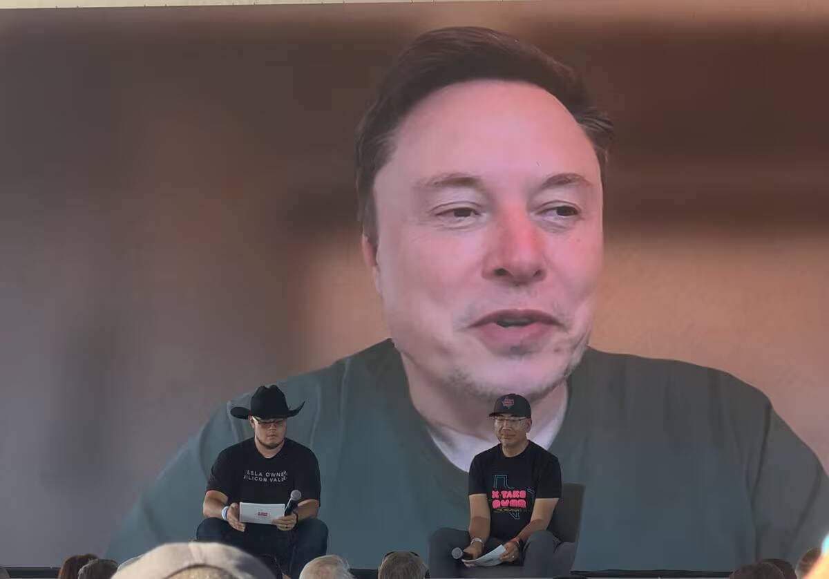 SpaceX планирует впервые поймать корабль Starship башней в Flight 15 1 Два человека на сцене с микрофоном и документами