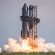 Ракета SpaceX Starship запускается вверх с башней
