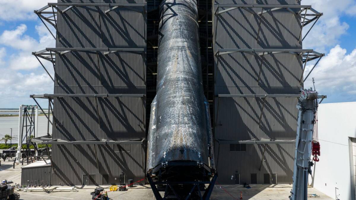 космический корабль Starship SpaceX на строительной площадке