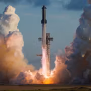 Ракета Starship SpaceX взлетает с пусковой площадки