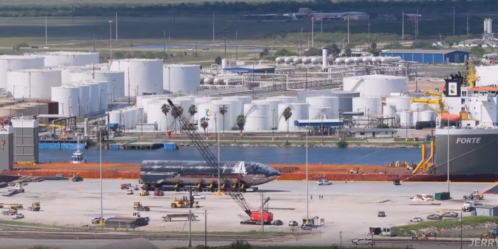 Корабль Starship Ship 40 у грузовой площадки SpaceX