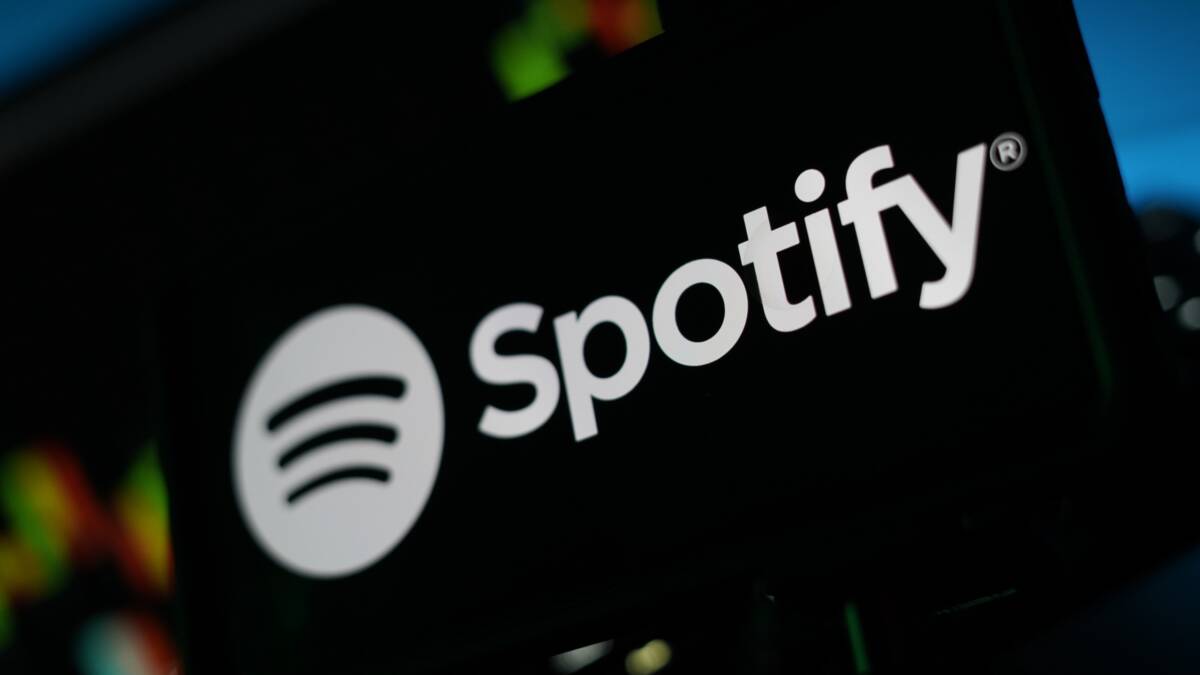 Spotify подтвердила проверку семейной подписки по QR-коду 1 Экран смартфона с логотипом Spotify и QR-кодом