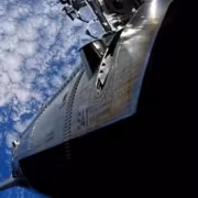 Спутниковый Интернет спутник в космосе и облака
