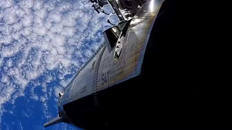 Спутниковый Интернет спутник в космосе и облака