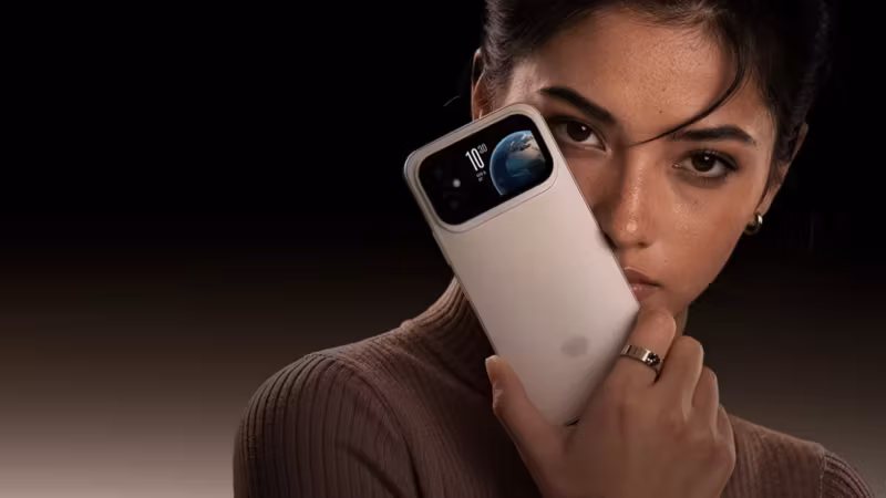 Женщина держит смартфон Itel A300+ с двойным экраном