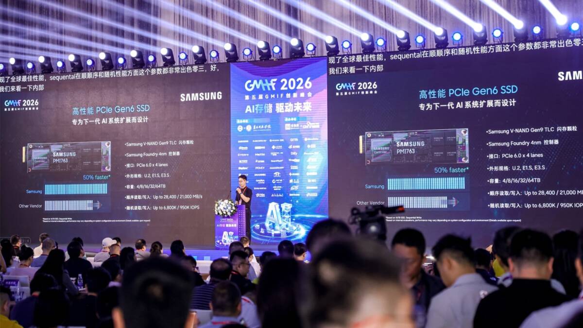 SSD Samsung на 256 ТБ назвали самым компактным в мире 1 Презентация SSD Samsung на 256 ТБ на сцене