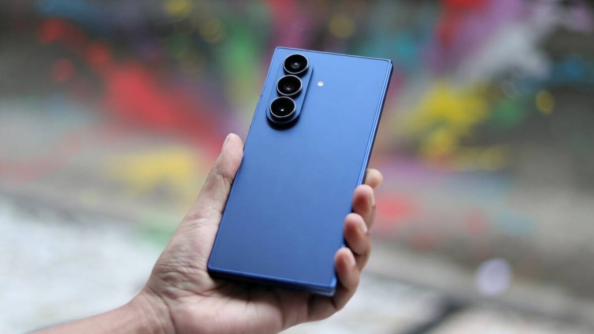 Модель смартфона Samsung Galaxy Z Fold 7 в руке
