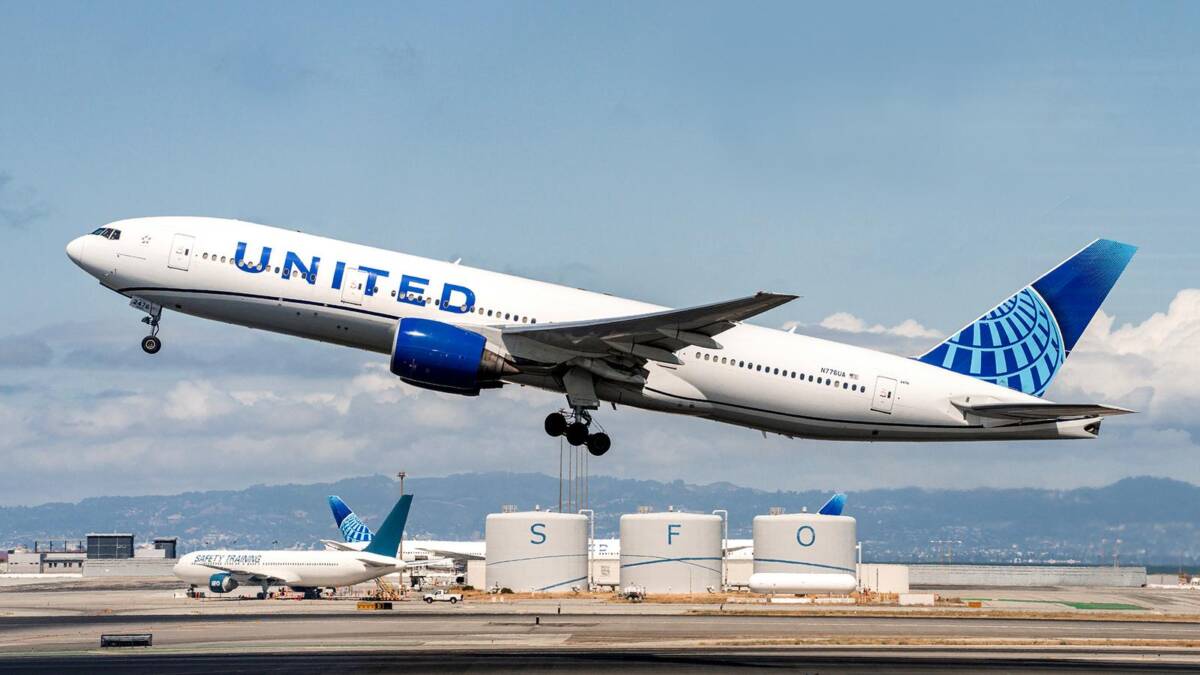 Самолет United Boeing 777-300ER Starlink установлены оконечно