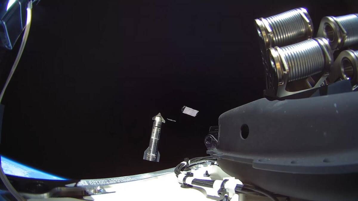 Космический модуль с двигателями Starship и спутниками Starlink V3