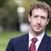 Мужчина в деловом костюме и галстуке Meta Facebook