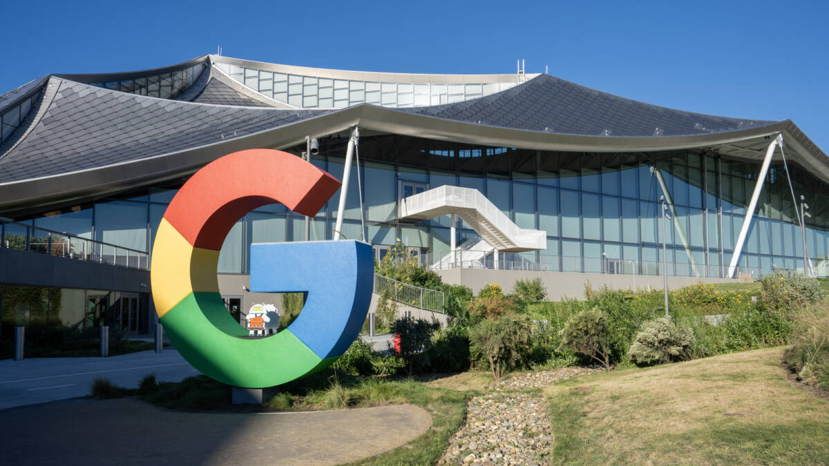 Логотип Google на современном здании стеклянном