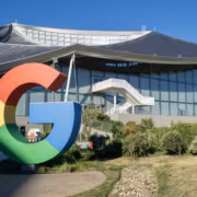 Суд отклонил иски к Google из-за потери трафика после запуска ИИ-обзоров 2 Логотип Google на современном здании стеклянном